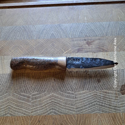 Outdoormesser mit Mammutknochen und einer Klinge aus einer 105er Haubitze des 1WK