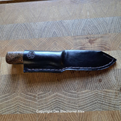 Outdoormesser mit Mammutknochen und einer Klinge aus einer 105er Haubitze des 1WK
