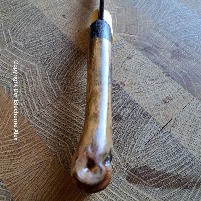 Outdoormesser mit Eiszeithirsch und Klinge aus einer PAK 3,7cm des 2WK Outdoormesser mit Eiszeithirsch und Klinge aus einer PAK 3,7cm des 2WK