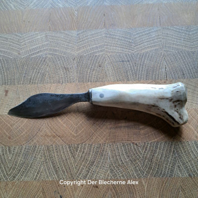 Outdoormesser Aus antikem Stemmeisen mit Rothirschgeweih Outdoormesser Aus antikem Stemmeisen mit Rothirschgeweih