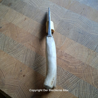 Outdoormesser Aus antikem Stemmeisen mit Rothirschgeweih Outdoormesser Aus antikem Stemmeisen mit Rothirschgeweih