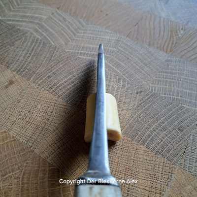 Outdoormesser Aus antikem Stemmeisen mit Rothirschgeweih Outdoormesser Aus antikem Stemmeisen mit Rothirschgeweih