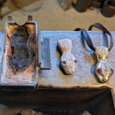 Kettenanhänger Schlangenkopf aus Bronze Kettenanhänger Schlangenkopf aus Bronze
