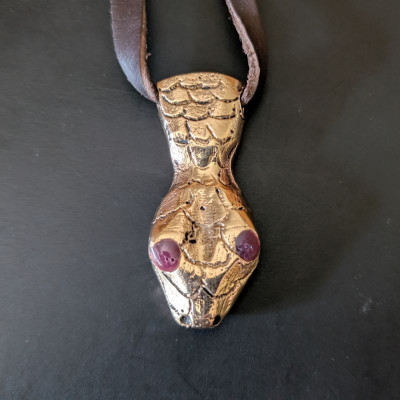 Kettenanhänger Schlangenkopf aus Bronze Kettenanhänger Schlangenkopf aus Bronze
