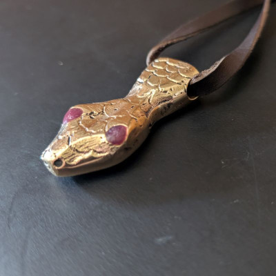 Kettenanhänger Schlangenkopf aus Bronze Kettenanhänger Schlangenkopf aus Bronze