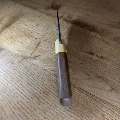 Outdoormesser mit Klinge aus Leopard 2 und Mooreiche