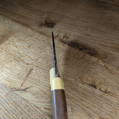 Outdoormesser mit Klinge aus Leopard 2 und Mooreiche