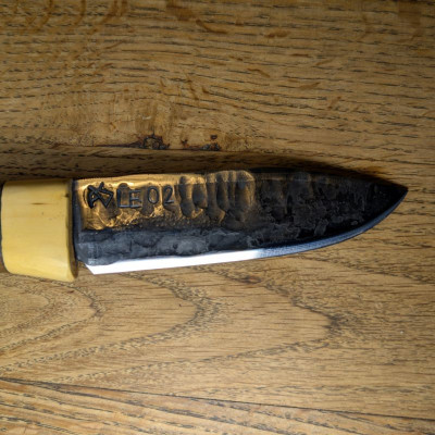 Outdoormesser mit Klinge aus Leopard 2 und Mooreiche