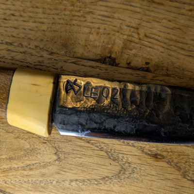 Outdoormesser mit Klinge aus Leopard 2 und Mooreiche