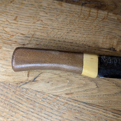 Outdoormesser mit Klinge aus Leopard 2 und Mooreiche