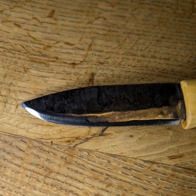 Outdoormesser mit Klinge aus Leopard 2 und Mooreiche