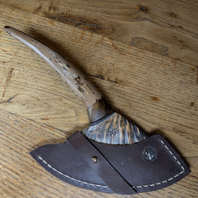 Magisches Dreieck mit Riesenhirschgriff