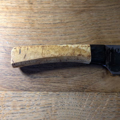 Absolutes Küchenmesserunikat mit stabilisierter Robinienknolle