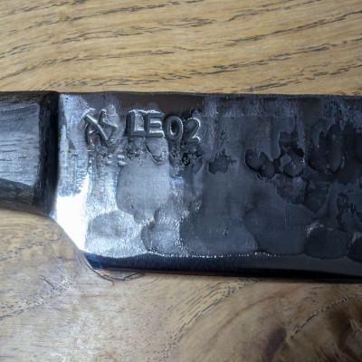 Absolutes Küchenmesserunikat mit stabilisierter Robinienknolle