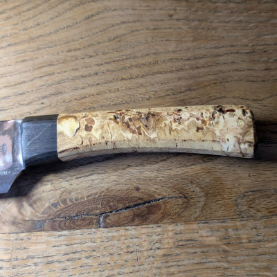 Absolutes Küchenmesserunikat mit stabilisierter Robinienknolle