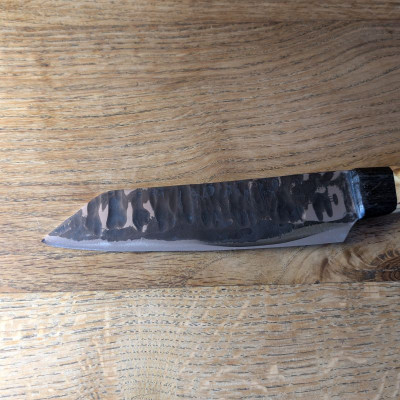 Absolutes Küchenmesserunikat mit stabilisierter Robinienknolle