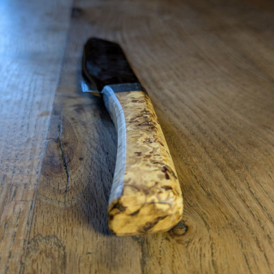 Absolutes Küchenmesserunikat mit stabilisierter Robinienknolle