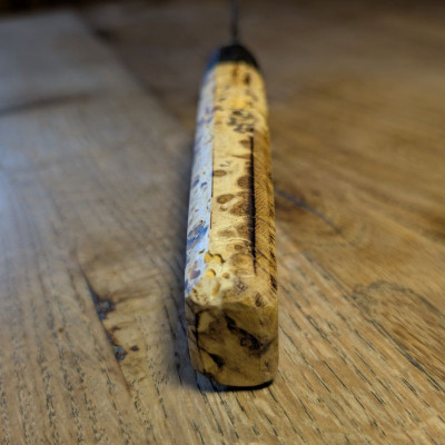 Absolutes Küchenmesserunikat mit stabilisierter Robinienknolle