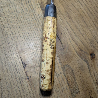 Absolutes Küchenmesserunikat mit stabilisierter Robinienknolle