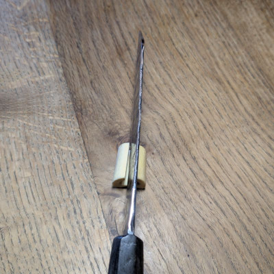 Absolutes Küchenmesserunikat mit stabilisierter Robinienknolle