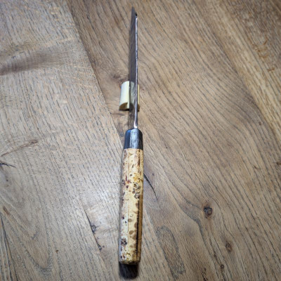 Absolutes Küchenmesserunikat mit stabilisierter Robinienknolle