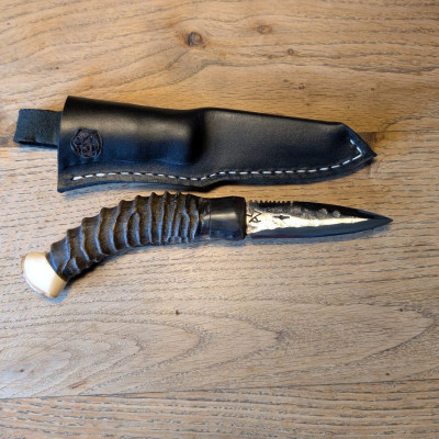 Jagdmesser / Allzweckmesser aus Wolframstahl mit Antilope, Büffelhorn und Mammutelfenbein