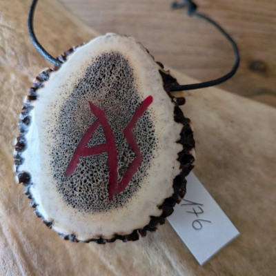 Kettenanhänger Rothirschrose mit Stärkezeichen