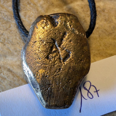 Kettenanhänger Schlangenkopf aus Bronze