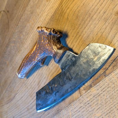 Brachiales Grill Pizzamesser oder Wiegemesser aus FLAK und Rothirschgeweih