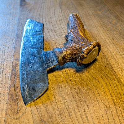 Brachiales Grill Pizzamesser oder Wiegemesser aus FLAK und Rothirschgeweih