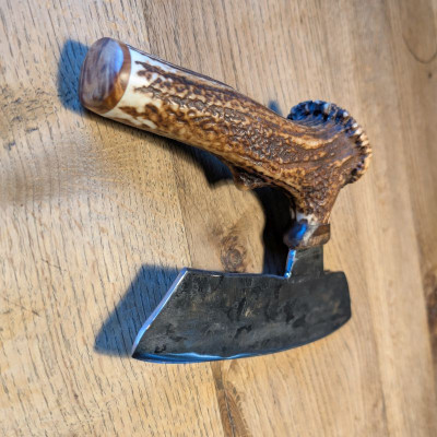 Brachiales Grill Pizzamesser oder Wiegemesser aus FLAK und Rothirschgeweih