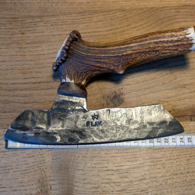 Brachiales Grill Pizzamesser oder Wiegemesser aus FLAK und Rothirschgeweih