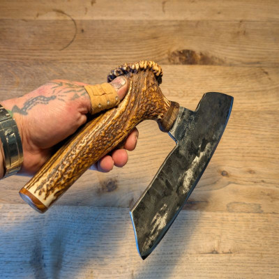 Brachiales Grill Pizzamesser oder Wiegemesser aus FLAK und Rothirschgeweih