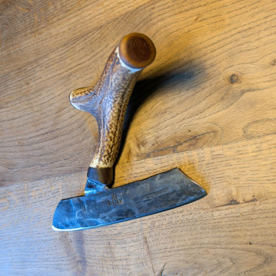 Brachiales Grill Pizzamesser oder Wiegemesser aus FLAK und Rothirschgeweih