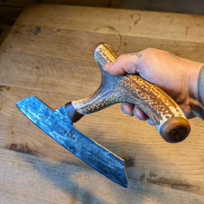 Brachiales Grill Pizzamesser oder Wiegemesser aus FLAK und Rothirschgeweih