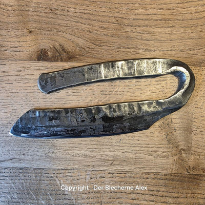 Brachiales Grill Pizzamesser oder Wiegemesser aus einem uralten Meißel komplett aus einem Stück