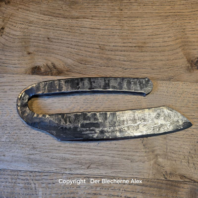 Brachiales Grill Pizzamesser oder Wiegemesser aus einem uralten Meißel komplett aus einem Stück