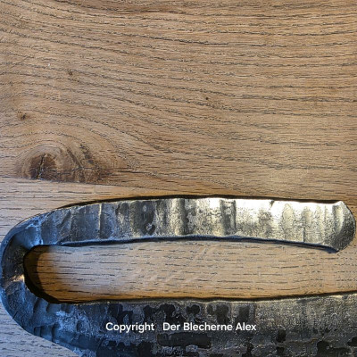 Brachiales Grill Pizzamesser oder Wiegemesser aus einem uralten Meißel komplett aus einem Stück