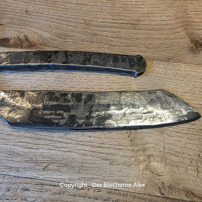Brachiales Grill Pizzamesser oder Wiegemesser aus einem uralten Meißel komplett aus einem Stück