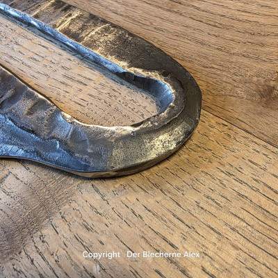 Brachiales Grill Pizzamesser oder Wiegemesser aus einem uralten Meißel komplett aus einem Stück