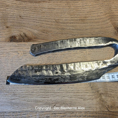 Brachiales Grill Pizzamesser oder Wiegemesser aus einem uralten Meißel komplett aus einem Stück