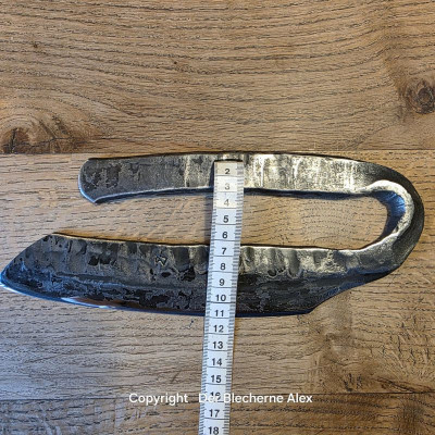 Brachiales Grill Pizzamesser oder Wiegemesser aus einem uralten Meißel komplett aus einem Stück