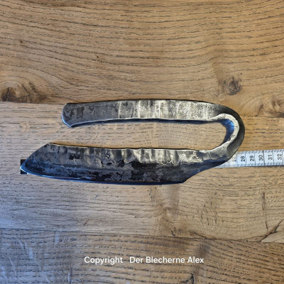 Brachiales Grill Pizzamesser oder Wiegemesser aus einem uralten Meißel komplett aus einem Stück