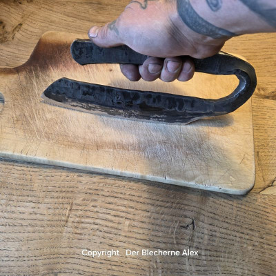 Brachiales Grill Pizzamesser oder Wiegemesser aus einem uralten Meißel komplett aus einem Stück