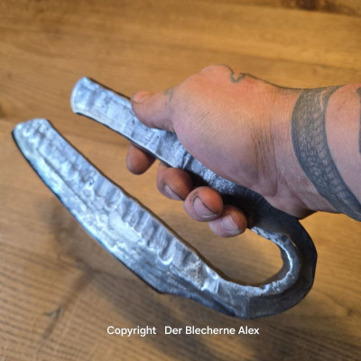 Brachiales Grill Pizzamesser oder Wiegemesser aus einem uralten Meißel komplett aus einem Stück
