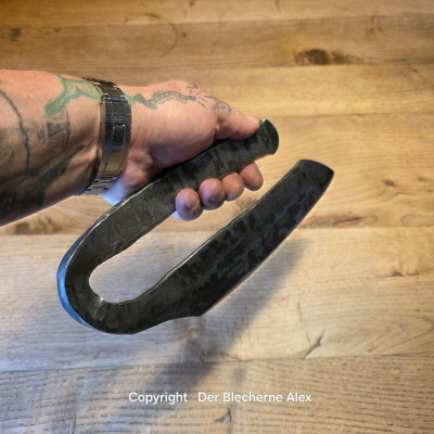Brachiales Grill Pizzamesser oder Wiegemesser aus einem uralten Meißel komplett aus einem Stück