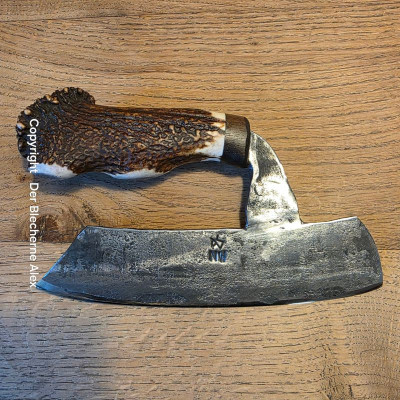Brachiales Grill Pizzamesser oder Wiegemesser aus dem Nebelwerfer des 2WK und Rothirsch