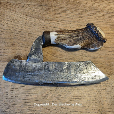 Brachiales Grill Pizzamesser oder Wiegemesser aus dem Nebelwerfer des 2WK und Rothirsch