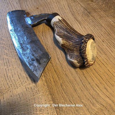 Brachiales Grill Pizzamesser oder Wiegemesser aus dem Nebelwerfer des 2WK und Rothirsch
