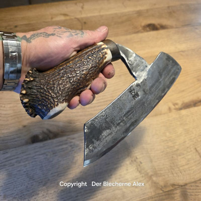 Brachiales Grill Pizzamesser oder Wiegemesser aus dem Nebelwerfer des 2WK und Rothirsch